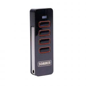 Télécommande portable PEARL de marque SOMMER à quatre touches qui permettent de piloter jusqu’à quatre armoires ou récepteurs radios MAXIMUM