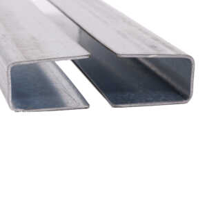 Coulisses ou rails en acier galvanisé permettant de faire glisser le tablier du rideau métallique à la montée et la descente