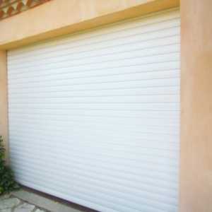 Porte de garage enroulable en aluminium avec coffre, automatisme, télécommandes et sécurités